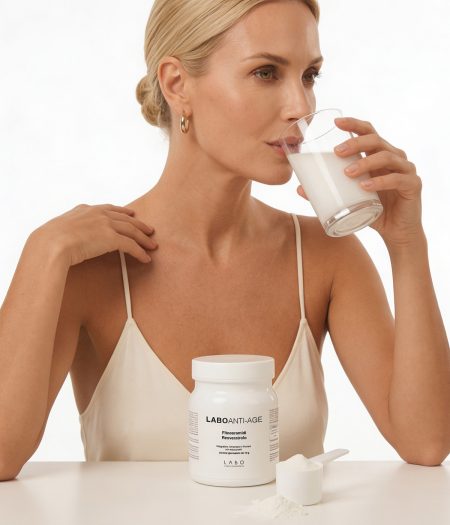 Donna che assume Labo Anti-Age integratore in polvere con fitoceramidi e resveratrolo per il benessere della pelle