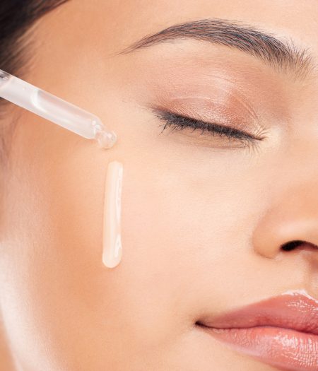 Applicazione di siero Fillerina sul viso di una donna, con pipetta sulla guancia.